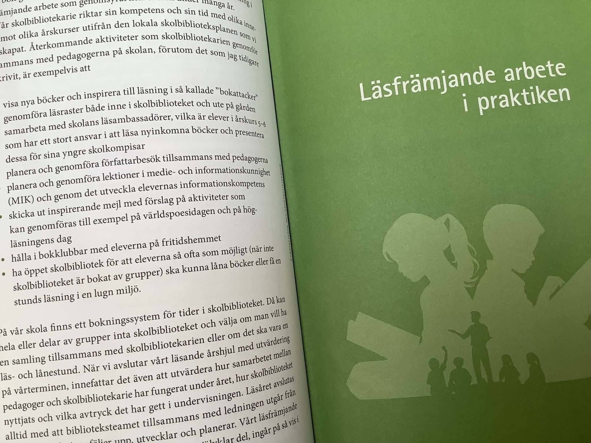 Skolbibliotekarie Cilla Dalen:  "Jag vill tipsa om en sprillans ny bok om läsutveckling f-6. Den är skriven av Marie Trapp som är erfaren lärare och speciallärare, bl a känd från En läsande klass för er som var med för några år sedan. Jag blev glad av läsningen av flera orsaker, bland annat ett par som är klart skolbiblioteksrelaterade. Hon skriver tydligt och klokt om "lyssneläsning". Kika i den inringade texten nedan. Detta stämmer med vad jag mött i skolan annars, från erfarna specialpedagoger och speciallärare, till skillnad från den enkelspåriga debatten som synts i press. Marie redogör också för ett gediget läsfrämjande, där skolbibliotekarien är en självklar del. Detta är en bok som jag tror är mycket lämplig på alla skolor där läsningen behöver utvecklas. Om skolledningen läser och diskuterar boken tillsammans med bibliotekarie och utvecklingsteam förstår alla förhoppningsvis att läsningen måste vara i centrum alltid att de behöver samverka och vara uthålliga" 